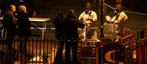 Members of the emergency services wearing protective clothing work near the bench where former Russian intelligence officer Sergei Skripal and his daughter Yulia were found poisoned in Salisbury, Britain, March 13, 2018 Members of the emergency services wearing protective clothing work near the bench where former Russian intelligence officer Sergei Skripal and his daughter Yulia were found poisoned in Salisbury, Britain, March 13, 2018 - Sputnik International