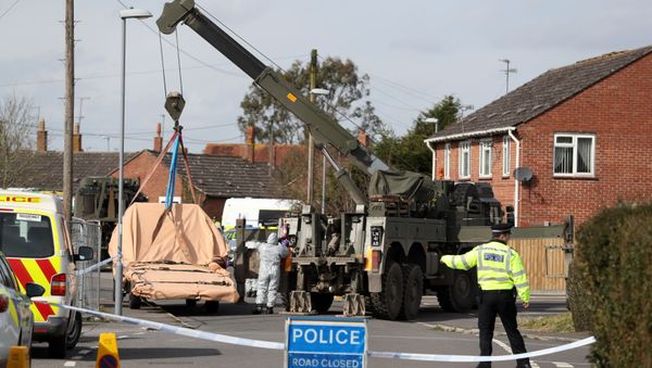 Soldiers wearing protective clothing prepare to lift tow truck in Hyde Road, Gillingham, Dorset, England as the investigation into the suspected nerve agent attack on Russian double agent Sergei Skripal continues Wednesday March 14, 2018 Soldiers wearing protective clothing prepare to lift tow truck in Hyde Road, Gillingham, Dorset, England as the investigation into the suspected nerve agent attack on Russian double agent Sergei Skripal continues Wednesday March 14, 2018 - Sputnik International