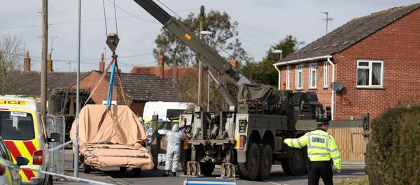 Soldiers wearing protective clothing prepare to lift tow truck in Hyde Road, Gillingham, Dorset, England as the investigation into the suspected nerve agent attack on Russian double agent Sergei Skripal continues Wednesday March 14, 2018 Soldiers wearing protective clothing prepare to lift tow truck in Hyde Road, Gillingham, Dorset, England as the investigation into the suspected nerve agent attack on Russian double agent Sergei Skripal continues Wednesday March 14, 2018 - Sputnik International