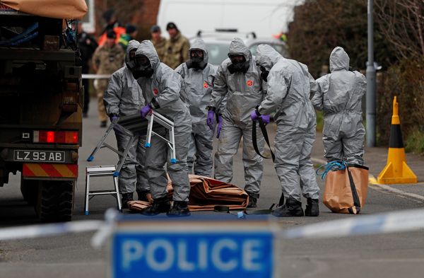 British Military personnel wearing protective coveralls work to remove a vehicle connected to the March 4 nerve agent attack in Salisbury, from a residential street in Gillingham, southeast England on March 14, 2018 - Sputnik International