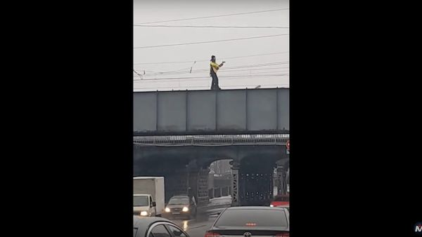 Daredevil on bridge parapet - Sputnik International