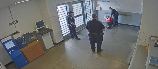 San Joaquin County Correctional Officer Strikes Intoxicated, Handcuffed Arrestee - Sputnik International