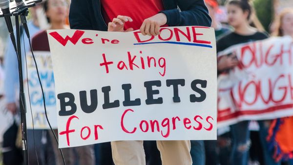 Students take a moment of silence outside Crescenta Valley High School as part of a National School Walkout to honor the victims of the shooting at Florida's Marjory Stoneman Douglas High School, in La Crescenta, California, U.S., March 14, 2018. - Sputnik International