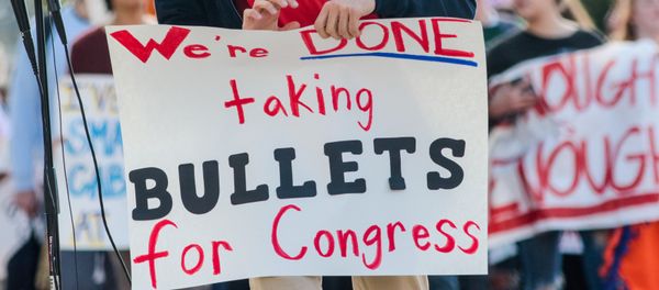 Students take a moment of silence outside Crescenta Valley High School as part of a National School Walkout to honor the victims of the shooting at Florida's Marjory Stoneman Douglas High School, in La Crescenta, California, U.S., March 14, 2018. Students take a moment of silence outside Crescenta Valley High School as part of a National School Walkout to honor the victims of the shooting at Florida's Marjory Stoneman Douglas High School, in La Crescenta, California, U.S., March 14, 2018. - Sputnik International
