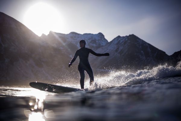 Frosty Shores, Flashy Green Horizons: The Thrill of Winter Surfing Frosty Shores, Flashy Green Horizons: The Thrill of Winter Surfing - Sputnik International