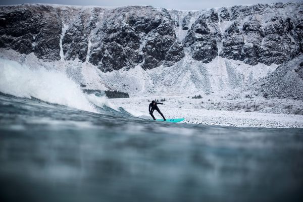 Frosty Shores, Flashy Green Horizons: The Thrill of Winter Surfing Frosty Shores, Flashy Green Horizons: The Thrill of Winter Surfing - Sputnik International