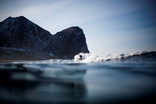 Frosty Shores, Flashy Green Horizons: The Thrill of Winter Surfing Frosty Shores, Flashy Green Horizons: The Thrill of Winter Surfing - Sputnik International