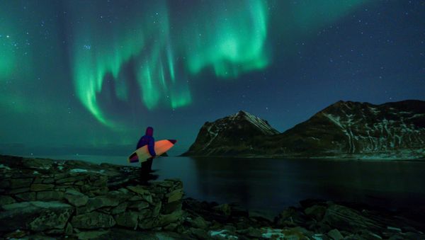 Frosty Shores, Flashy Green Horizons: The Thrill of Winter Surfing - Sputnik International