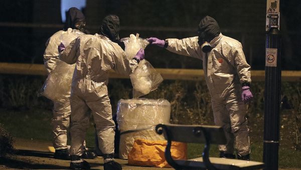 Investigators in protective suits work at the scene in the Maltings shopping centre in Salisbury, England, Tuesday, March 13, 2018 - Sputnik International
