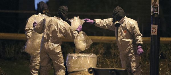 Investigators in protective suits work at the scene in the Maltings shopping centre in Salisbury, England, Tuesday, March 13, 2018 Investigators in protective suits work at the scene in the Maltings shopping centre in Salisbury, England, Tuesday, March 13, 2018 - Sputnik International