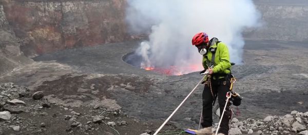Daredevils Venture Into Spewing Volcano - Sputnik International