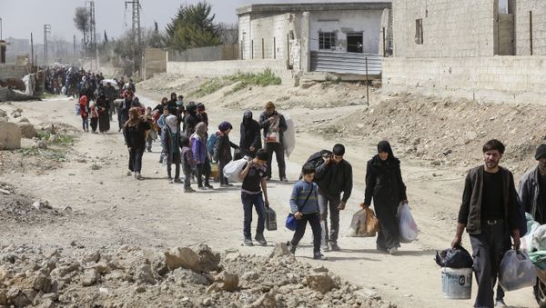 Syrians civilians evacuated from the Eastern Ghouta enclave pass with belongings through the regime-controlled corridor opened by government forces in Hawsh al-Ashaari, east of the enclave town of Hamouria on the outskirts of the capital Damascus on March 15, 2018 Syrians civilians evacuated from the Eastern Ghouta enclave pass with belongings through the regime-controlled corridor opened by government forces in Hawsh al-Ashaari, east of the enclave town of Hamouria on the outskirts of the capital Damascus on March 15, 2018 - Sputnik International