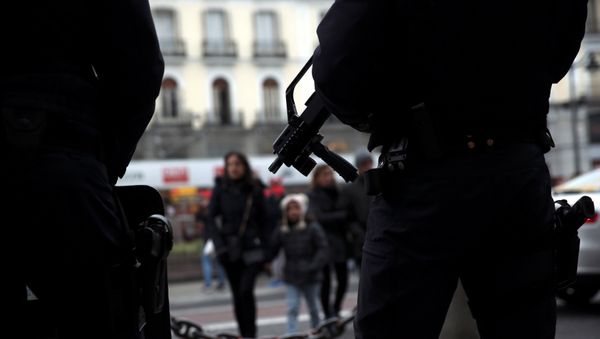 Police officers stand guard at Puerta del Sol square ahead of New Year's celebrations in central Madrid - Sputnik International
