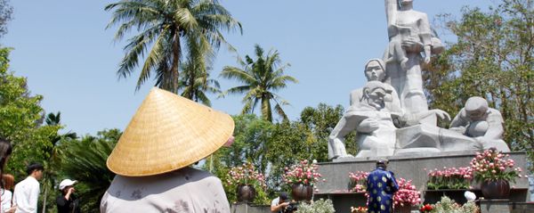 Visitors offer flowers at a war memorial dedicated to the victims of the My Lai massacre in the village of Son My during a ceremony marking the 50th anniversary of the massacre on March 16, 2018 - Sputnik International