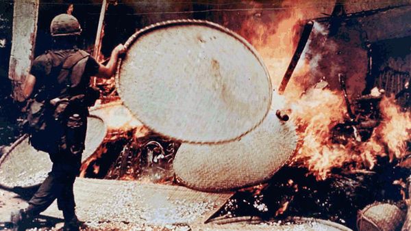 SP5 Capezza burning a Vietnamese dwelling - Sputnik International