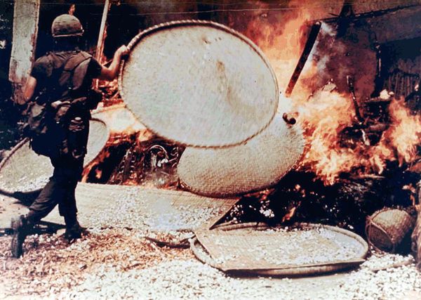 SP5 Capezza burning a Vietnamese dwelling SP5 Capezza burning a Vietnamese dwelling - Sputnik International
