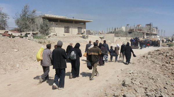 Residents leave the territory of Eastern Ghouta  - Sputnik International
