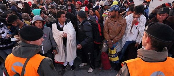 Migrants are waiting on the Austrian-Hungarian border - Sputnik International