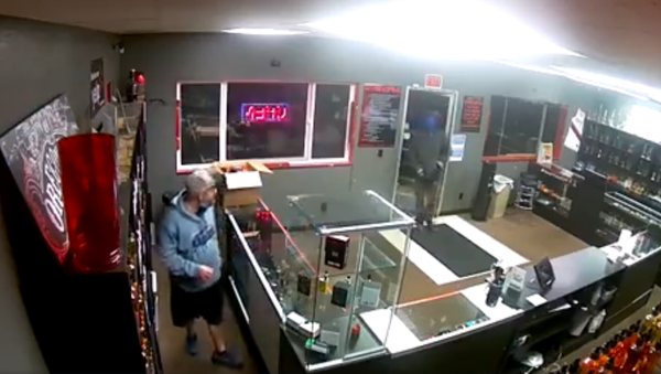 Armed Oregon Thief Chased Off by Unarmed But Furious Shop Owner Armed Oregon Thief Chased Off by Unarmed But Furious Shop Owner - Sputnik International