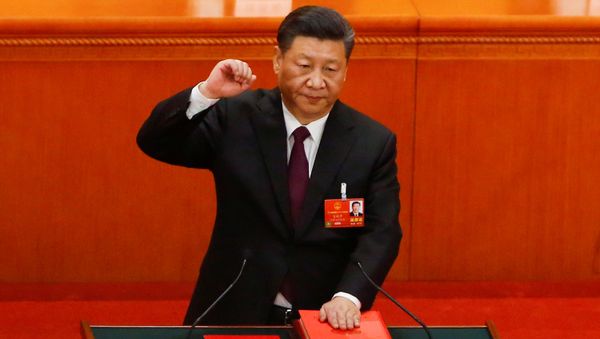 Chinese President Xi Jinping pledges an oath to the Constitution after being confirmed president for another term during the fifth plenary session of the National People's Congress (NPC) at the Great Hall of the People in Beijing, China March 17, 2018 - Sputnik International