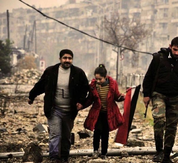 Civilians helped by Syrian Army in Aleppo - Sputnik International