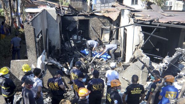 Rescuers sift through the debris following a crash upon takeoff of a Piper PA-23 Apache six-seater twin-engine light aircraft Saturday, March 17, 2018, on a residential area in Plaridel township, Bulacan province north of Manila, Philippines - Sputnik International