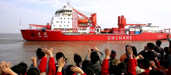 In this photo released by China's official Xinhua news agency, well-wishers wave to the Chinese exploration ship Xue Long at the Waigaoqiao Dock in Shanghai, east China, on Monday November 12, 2007 In this photo released by China's official Xinhua news agency, well-wishers wave to the Chinese exploration ship Xue Long at the Waigaoqiao Dock in Shanghai, east China, on Monday November 12, 2007 - Sputnik International