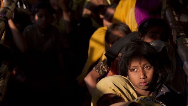 Rohingya refugees wait in a queue to receive relief material at the Balukhali refugee camp near Cox's Bazar, Bangladesh, Saturday, Jan. 27, 2018 - Sputnik International