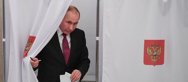 Russian President and Presidential candidate Vladimir Putin at a polling station during the presidential election in Moscow, Russia March 18, 2018 - Sputnik International
