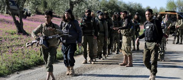 Turkish-backed Free Syrian Army fighters walk together after advancing north of Afrin, Syria March 17, 2018 - Sputnik International