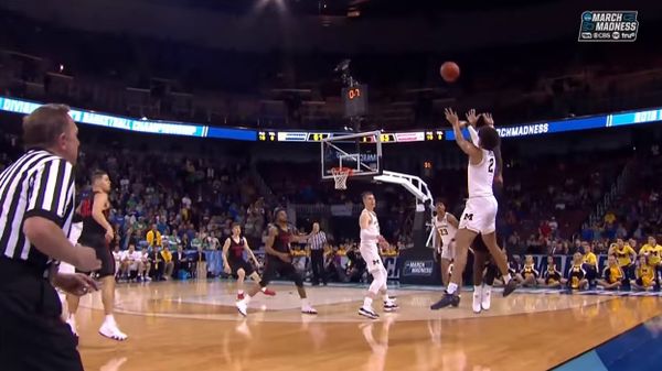 Houston vs. Michigan: Jordan Poole shot beats the buzzer for the win! - Sputnik International