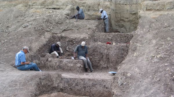 Smithsonian researchers are seen at the Olorgesailie Basin excavation site where red ocher pigments were found with Middle Stone Age artifacts, in southern Kenya in this undated handout photograph released on March 15, 2018 - Sputnik International