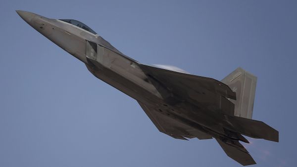 A US-built for sale F-22 Raptor performs during the Dubai Air Show, United Arab Emirates, Monday, November 13, 2017. - Sputnik International