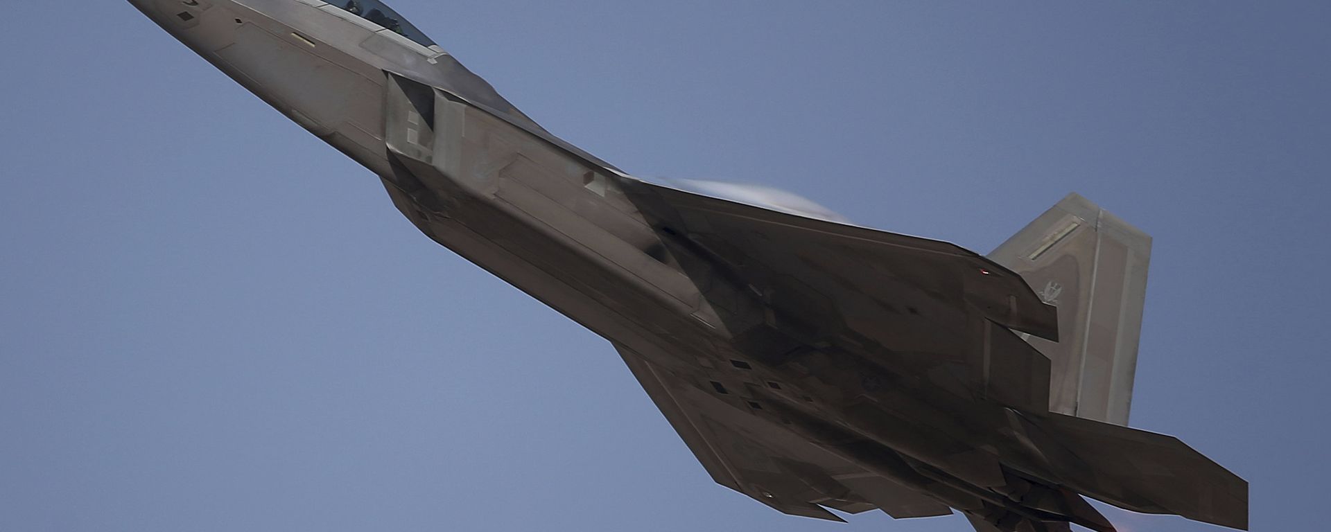 A US-built for sale F-22 Raptor performs during the Dubai Air Show, United Arab Emirates, Monday, November 13, 2017. A US-built for sale F-22 Raptor performs during the Dubai Air Show, United Arab Emirates, Monday, November 13, 2017. - Sputnik International, 1920, 18.09.2021