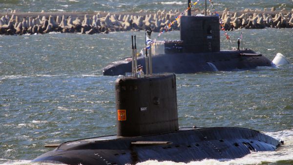 The submarines Vyborg, foreground and Stary Oskol during a rehearsal of the Russian Navy Day parade, in Baltiysk's sea canal - Sputnik International