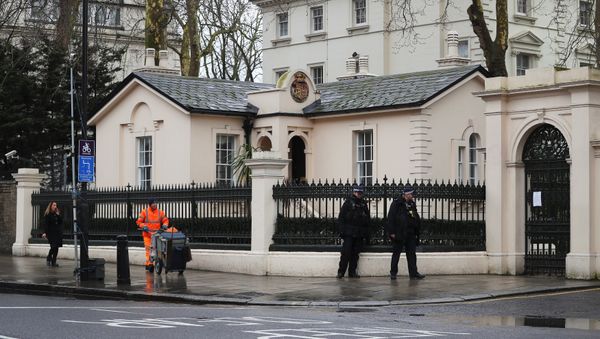 Police officers walk past the consular section of Russia's embassy in London, Britain, March 15, 2018 Police officers walk past the consular section of Russia's embassy in London, Britain, March 15, 2018 - Sputnik International