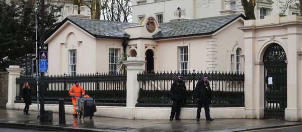 Police officers walk past the consular section of Russia's embassy in London, Britain, March 15, 2018 Police officers walk past the consular section of Russia's embassy in London, Britain, March 15, 2018 - Sputnik International