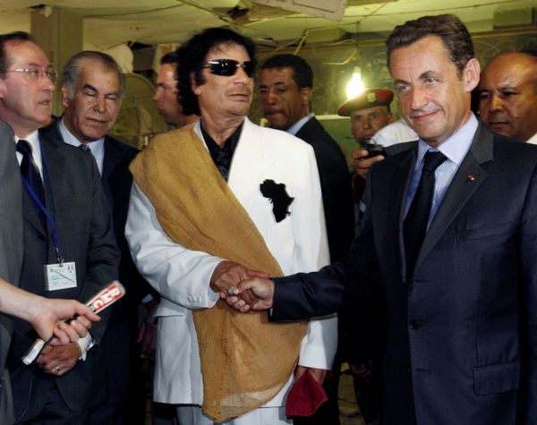 Libya's President Muammar Gaddafi (L) greets his counterpart from France Nicolas Sarkozy at Bab Azizia Palace in Tripoli July 25, 2007, the day after the release of six foreign medics from Libyan jails Libya's President Muammar Gaddafi (L) greets his counterpart from France Nicolas Sarkozy at Bab Azizia Palace in Tripoli July 25, 2007, the day after the release of six foreign medics from Libyan jails - Sputnik International
