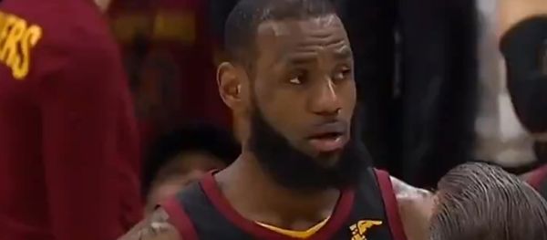 LeBron James argues with a referee LeBron James argues with a referee - Sputnik International