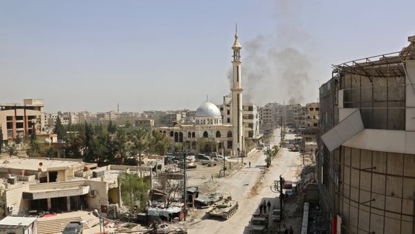 Syrian pro government forces enter the main square of Kfar Batna, Southeastern Ghouta, on the eastern outskirts of the capital Damascus, on March 19, 2018 Syrian pro government forces enter the main square of Kfar Batna, Southeastern Ghouta, on the eastern outskirts of the capital Damascus, on March 19, 2018 - Sputnik International