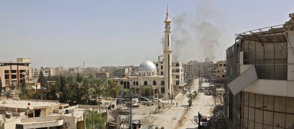 Syrian pro government forces enter the main square of Kfar Batna, Southeastern Ghouta, on the eastern outskirts of the capital Damascus, on March 19, 2018 Syrian pro government forces enter the main square of Kfar Batna, Southeastern Ghouta, on the eastern outskirts of the capital Damascus, on March 19, 2018 - Sputnik International