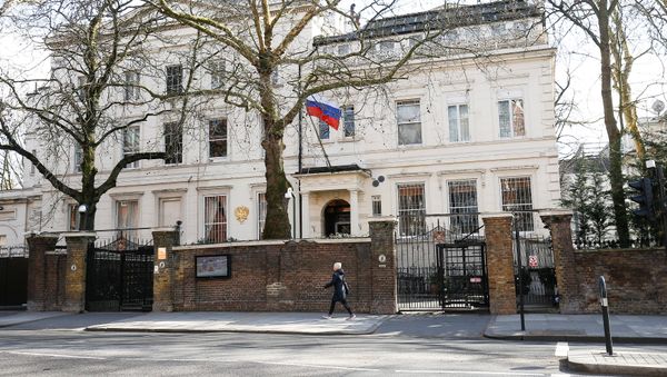 A woman walks past the Russian Embassy in London, Britain, March 19, 2018 - Sputnik International