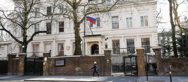 A woman walks past the Russian Embassy in London, Britain, March 19, 2018 - Sputnik International