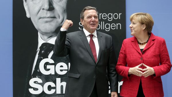 German Chancellor Angela Merkel, right, and former German Chancellor Gerhard Schroeder, left, pose during a photo call prior to the book presentation of Schroeder's biography in Berlin, Germany, Tuesday, Sept. 22, 2015 - Sputnik International