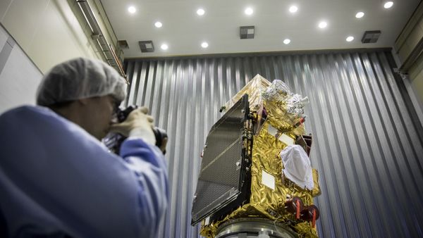 A person takes pictures of the Sentinel-2B satellite of the European Space Agency (ESA) prior to its launch in French Guiana, in Noordwijk, the Netherlands, on November 15, 2016 - Sputnik International