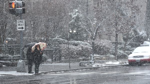 Pedestrians weather the latest storm to hit the US east coast on March 21, 2018, in Washington, DC - Sputnik International