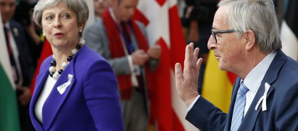 European Commission President Jean-Claude Juncker and Britain's Prime Minister Theresa May arrive at a European Union leaders summit in Brussels, Belgium, March 22, 2018. - Sputnik International