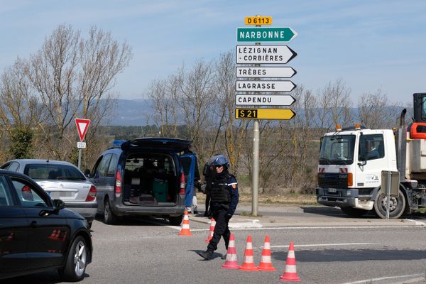 French gendarmes block the access to Trebes, where a man took hostages at a supermarket on March 23, 2018 in Trebes, southwest France French gendarmes block the access to Trebes, where a man took hostages at a supermarket on March 23, 2018 in Trebes, southwest France - Sputnik International