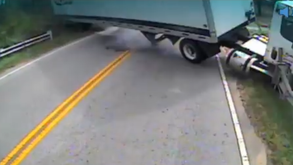 Bus Driver Comforts Children After Truck Hits Special Needs School Bus - Sputnik International