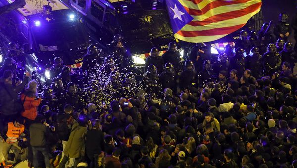 Protesters face off with Mossos d'Esquadra, Catalan regional police, as they attempt to reach the Spanish government office headquarters after Spain's Supreme Court ruled twenty-five Catalan leaders will be tried for rebellion, embezzlement or disobeying the state, in Barcelona, Spain, March 23, 2018. - Sputnik International